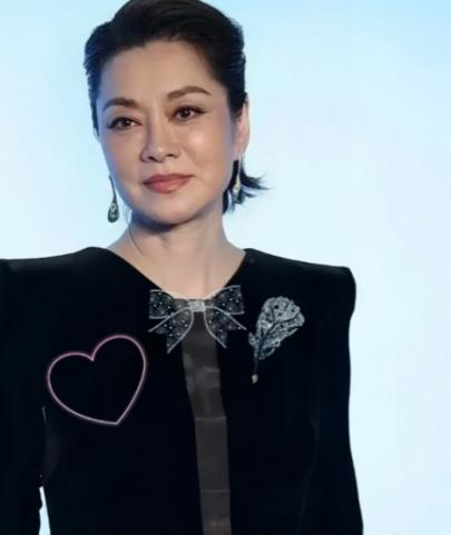 放弃上百亿的遗产，带儿女远赴美国，如今才知道毛阿敏有多聪明。260亿的遗产，说不