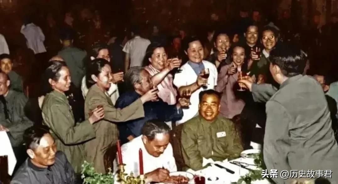 不能错过珍贵照片   50年代初期，蔡畅、邓颖超等妇联代表一起给毛主席敬酒的珍贵