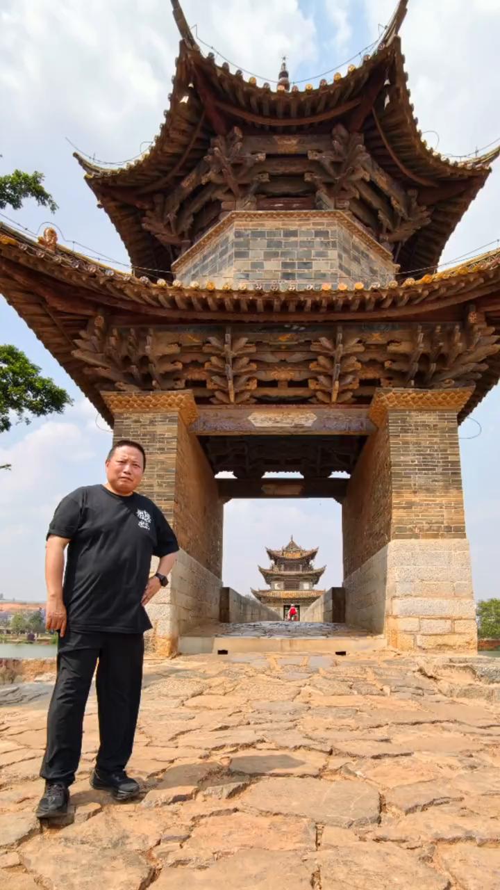 我们在云南省建水县的十七孔桥，这座桥始建于清初，当时只有3孔，1839年再增加了