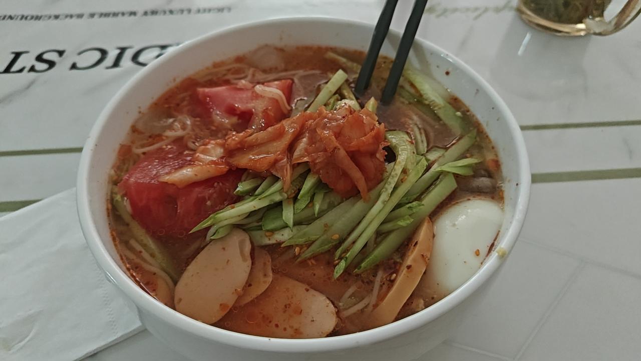 图片是我昨天晚上刘妈给我做的一碗冷面，冷面是六侄女搁鹤岗快递过来的，跟方便面差不
