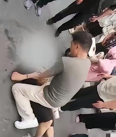 钱王津，男，汉族，现役军人，江苏淮安人。2026年7月27日傍晚六点多，他趁着探