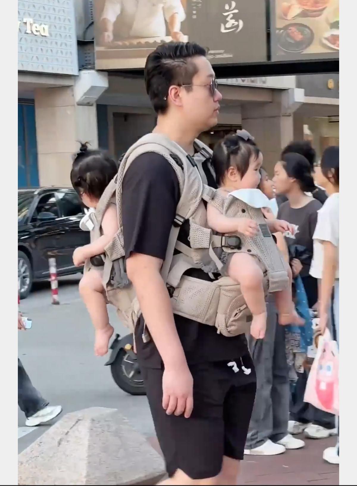 奶爸带双胞胎出门炸街，这画面回头率直接拉满！
 
街上偶遇超有爱一幕，一位奶爸背