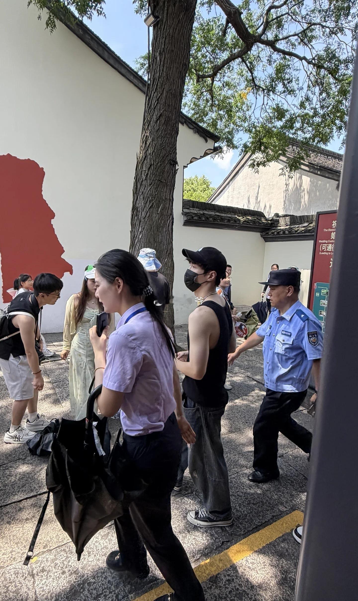 今天张艺兴顶着烈日在逛绍兴鲁迅故里，有围观游客要到了签名。随后去了近旁的绍兴银泰