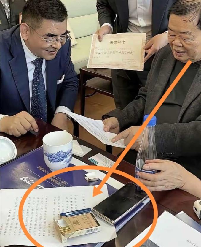 真没想到，曹德旺一包烟顶普通人一天的工资，手机价格更是昂贵！

不同于镜头前常穿