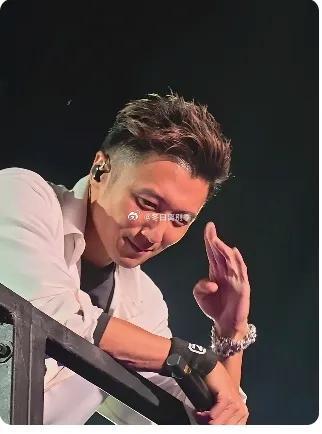 谢霆锋的内心真的很强大，他的父亲刚去世了他在青岛的演唱会居然还要如期举行，不是他