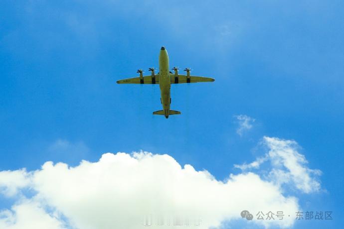 海军的空警500预警机在飞行训练中，这些都是基本型的空警-500H，机头没有空中