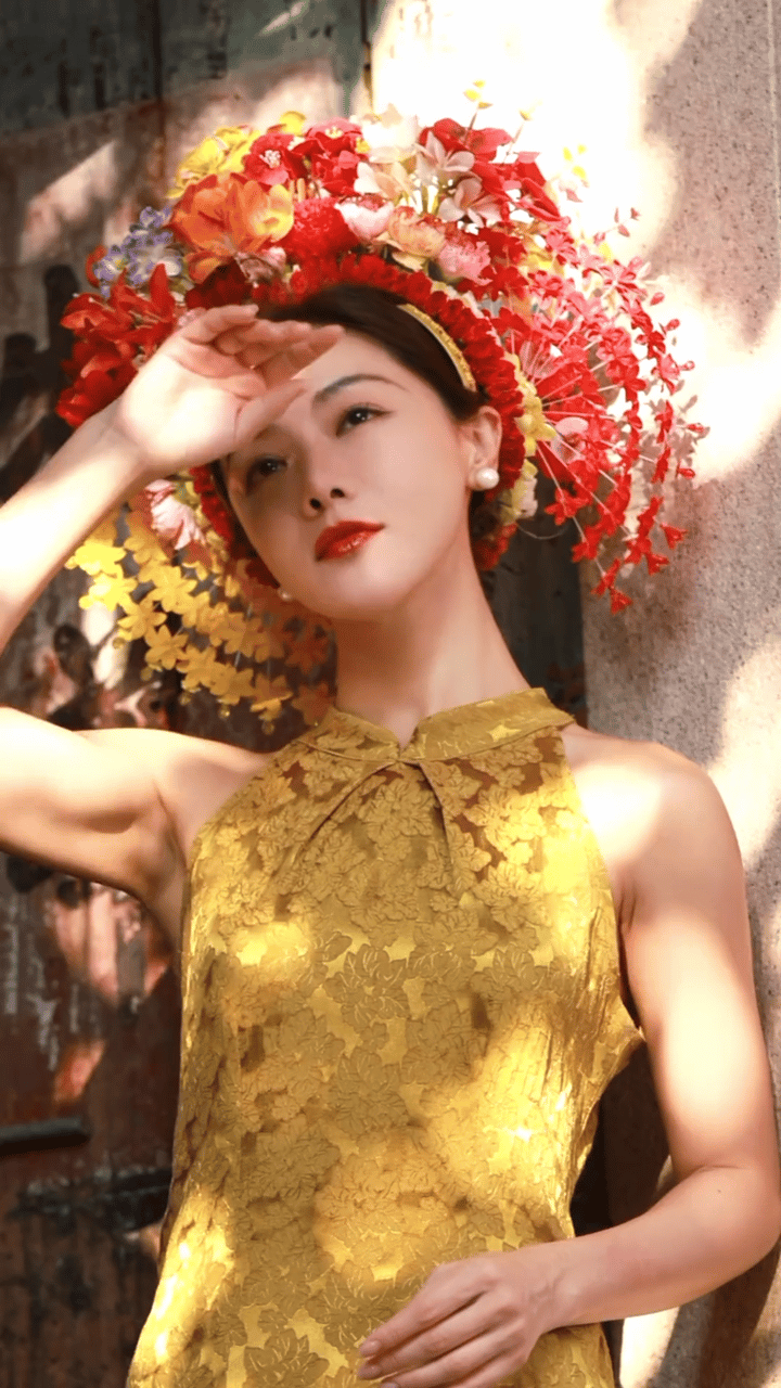 邓家佳金旗袍簪花图 绝美东方韵味！温婉又明艳，她一穿上，就像是从民国画卷里走出来