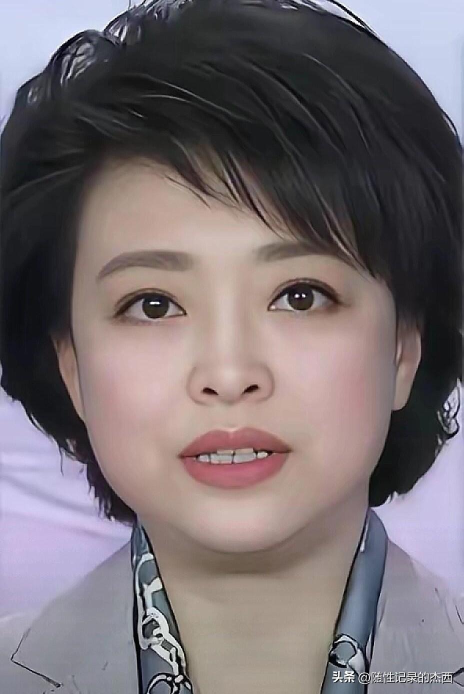 这位女主持人有谁记得她？她的声音饱满，有磁性，她那一颦一笑，尽显国泰民安的大气。