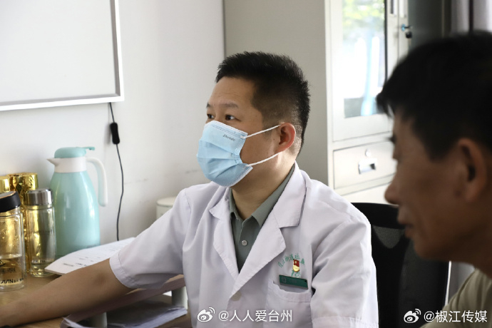 【医者仁心坚守基层33年台州的他获评中国好医生 】近日，台州椒江，葭沚街道社区卫