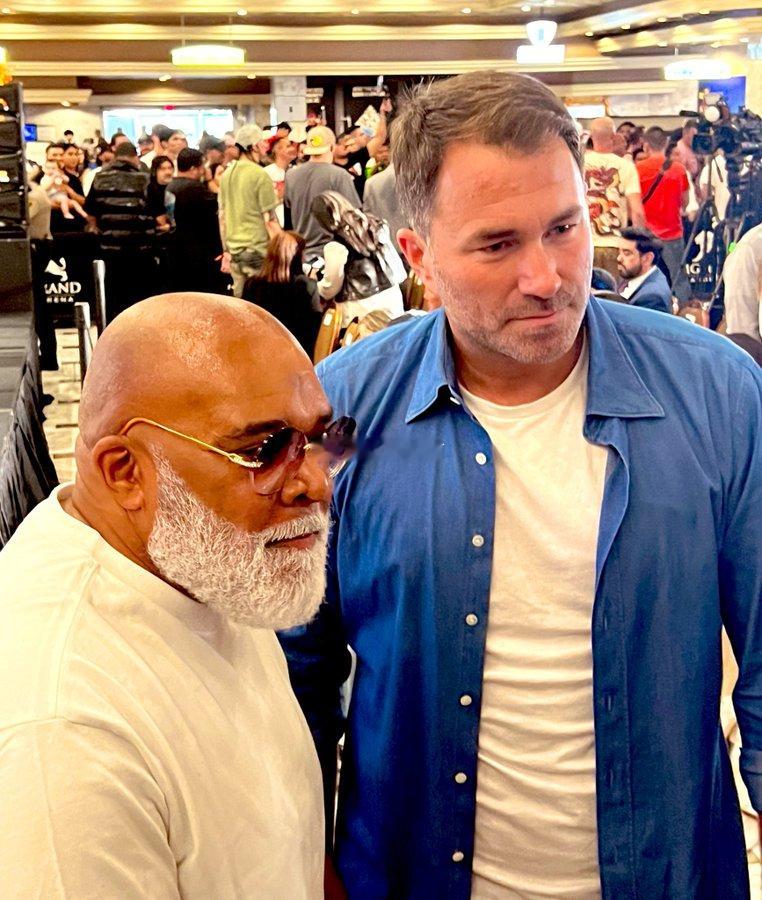 #拳坛速递# 埃迪-赫恩（Eddie Hearn）和伦纳德-埃勒伯（Leonar
