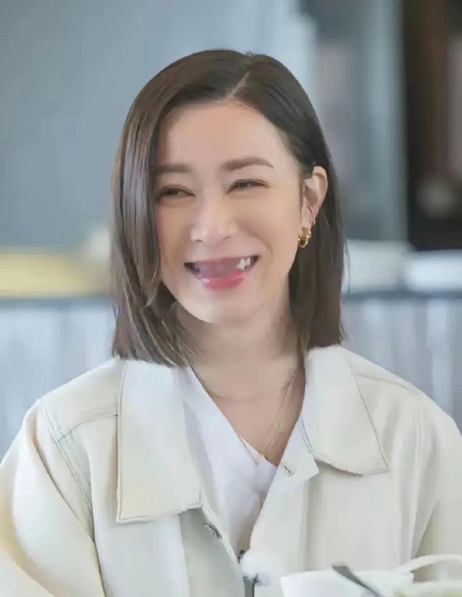 一大早刷到佘诗曼的灿烂笑容
心情真是美呆了
有没有发现？佘诗曼的笑
很有魔力，很