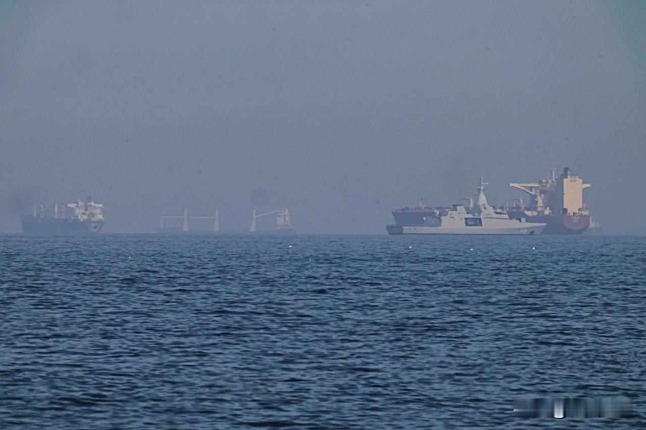 据美国媒体报道，美国中央司令部突然出面否认，美军在霍尔木兹海峡的护航任务并没有恢