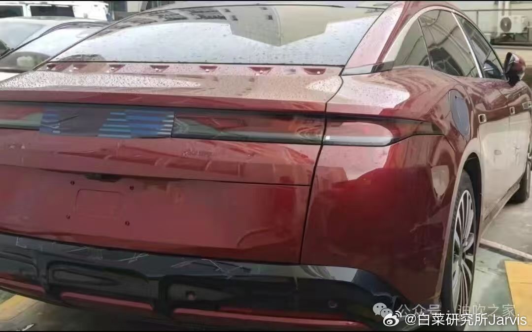 我真的服了，这种谍照，你要么完全禁掉、要么奉旨泄露拍的好点。这种偷感这么重，光线