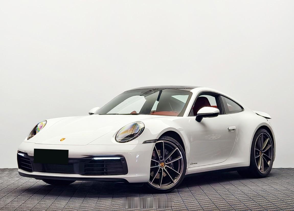 保时捷 911 Carrera 细花白/波尔多红2024年06月上牌，仪表里程8