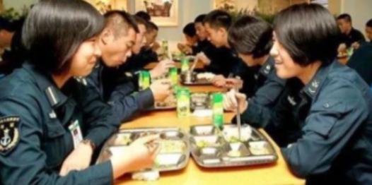 [太阳]山东舰一天吃掉20头猪，烧光200万油钱，“养航母”到底多烧钱？在中国沿