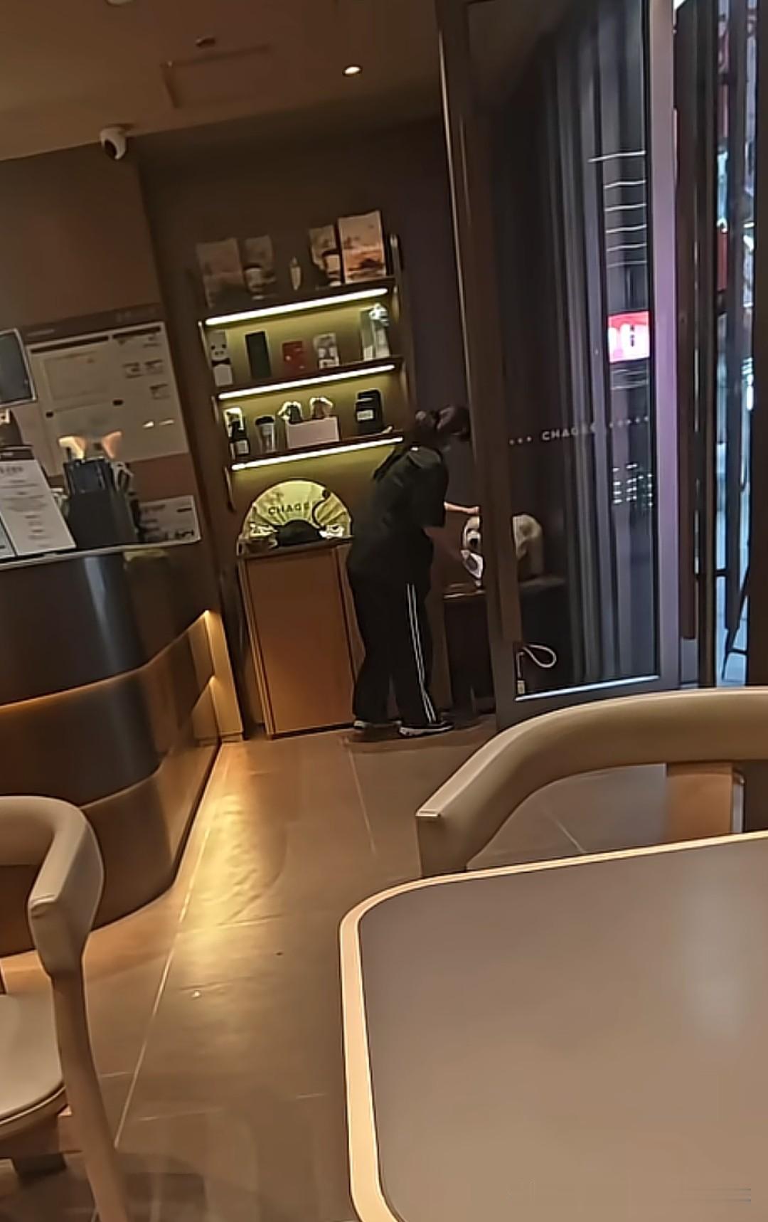 天津河西区这家主打宠物友好的茶饮店里，店员蹲在门口区域摸完小狗之后，转身直接去拿