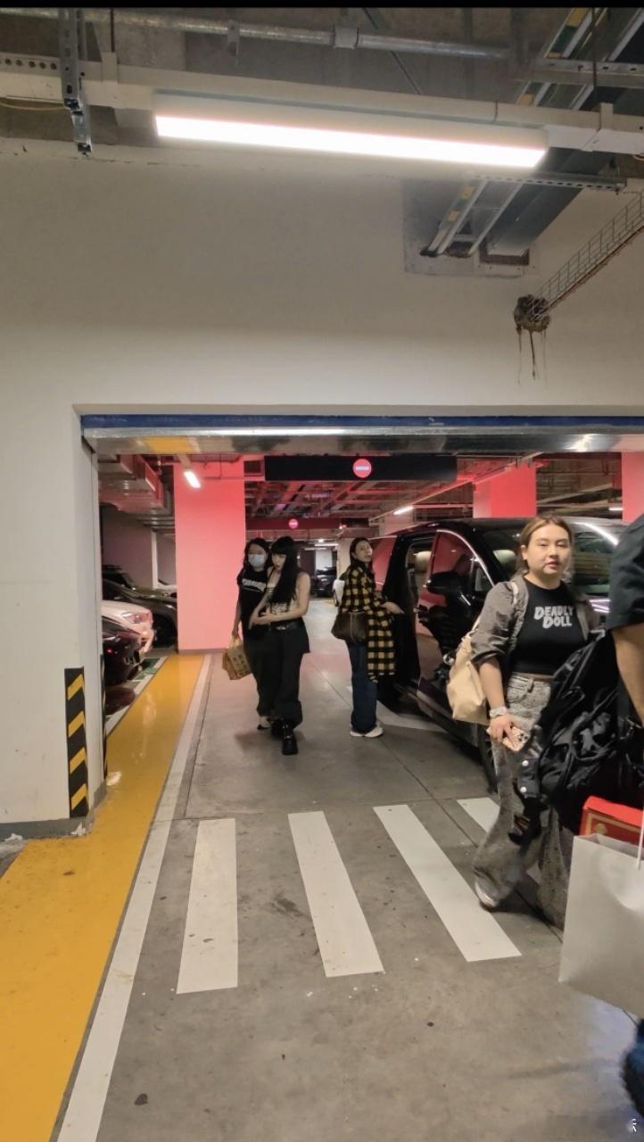 曝这期歌手有吴莫愁吴莫愁来歌手了曝歌手第五期补位嘉宾吴莫愁现身歌手棚门口！张碧晨