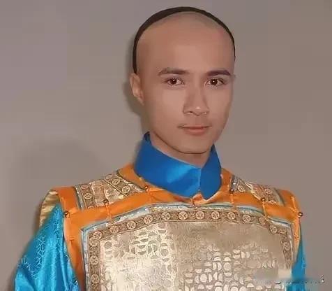 有没有人和我一样？
当年第一眼看到古巨基演的何书桓，
内心其实是有点抗拒的，
如
