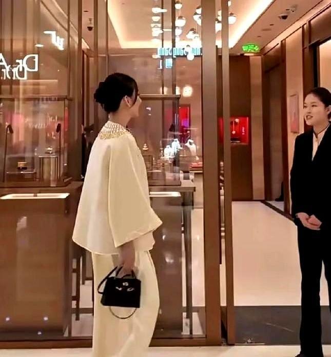 方媛半小时刷掉30万买金，全网都在骂她“土味炫富”。
可笑，这哪里是败家，分明是