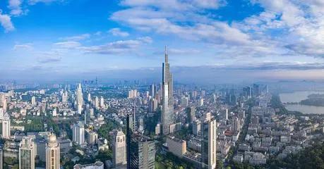 南京，一座古老而神秘的城市，被誉为“六朝古都”，它承载了千年的历史与文化，是真实