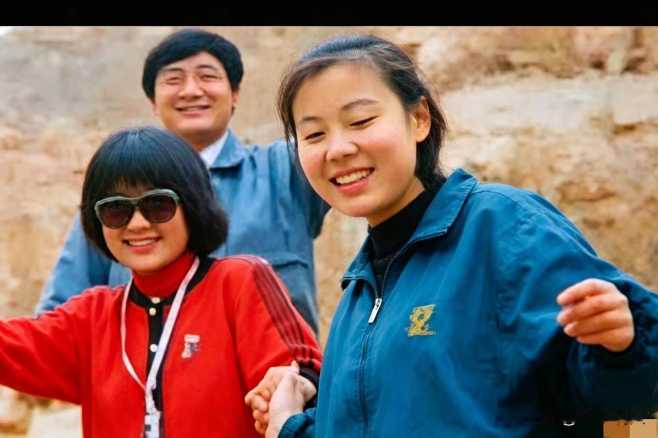 90年代，朱令和舍友出门游玩的镜头，心里真不是滋味。那时的她健康又开朗，眼神里满