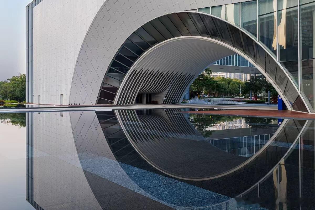 创业者要找到适合自己的赛道，学会洞察行业发展周期和规律一般包括初期萌芽、快速扩张