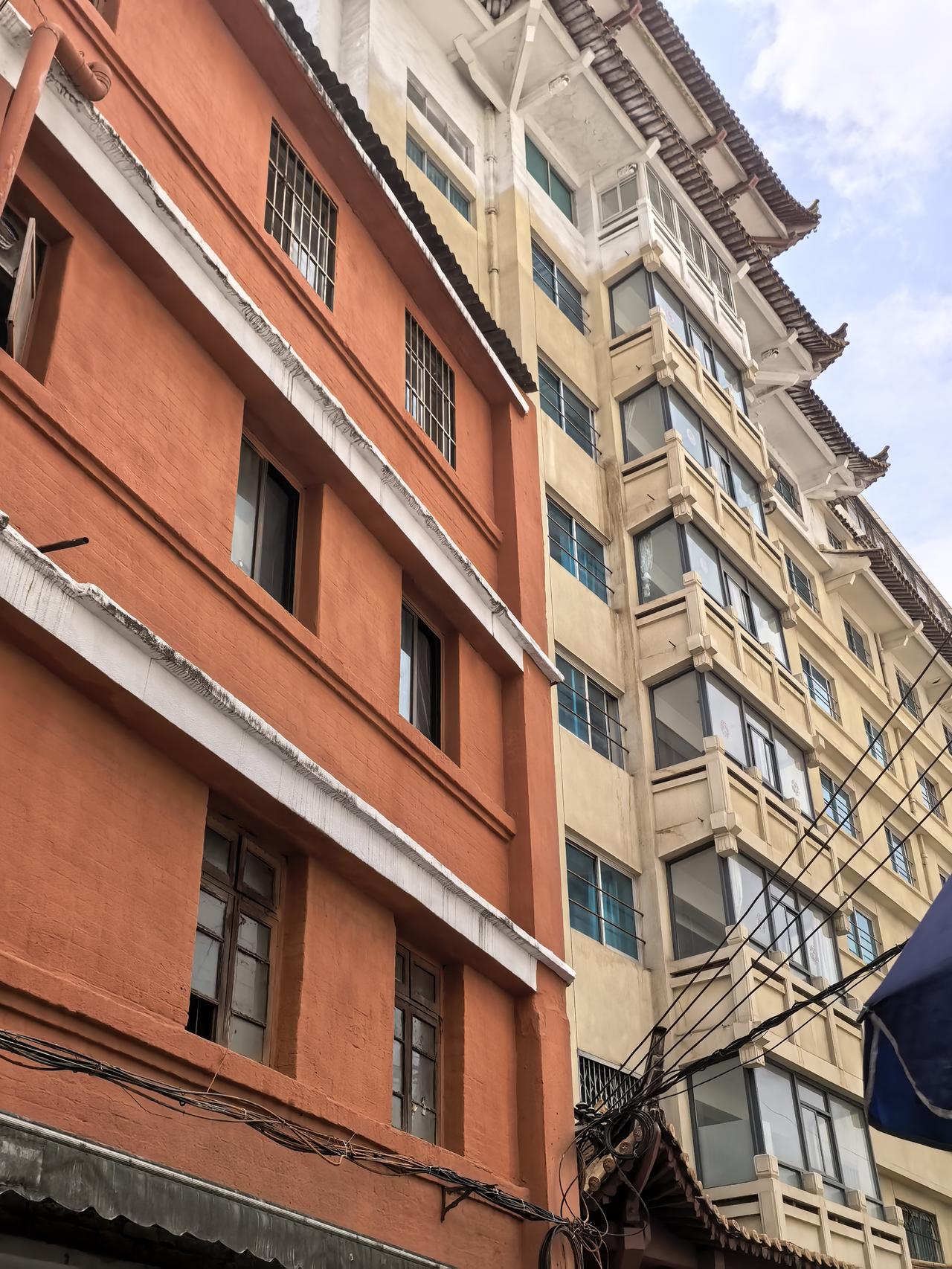 位于昆明五华区小西门后面这个医院叫昆明中伯中医医院。大楼高七层，大楼的造型挺好看