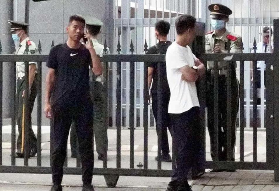 日本自卫队军官强闯我驻日使馆，对这个亡命之徒没有当场击毙，真是太便宜这小子了？幸