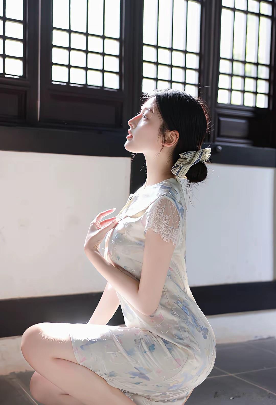 竹门就是竹门，木门就是木门
 
老窗格漏进的晨光漫过衣料，晕开满幅浅蓝淡粉的蝶影