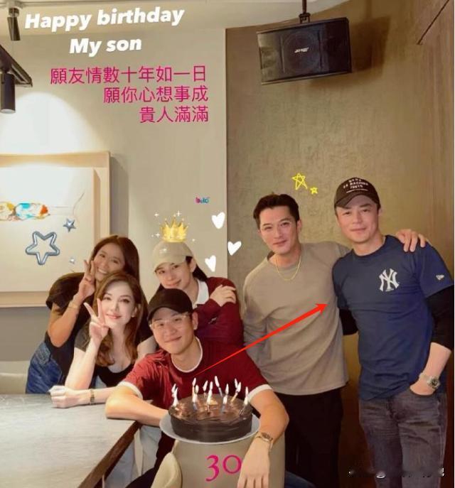 许玮甯怀孕后首次晒照，丈夫邱泽和霍建华亲密搂抱，两人关系太复杂。
 
为了庆祝周