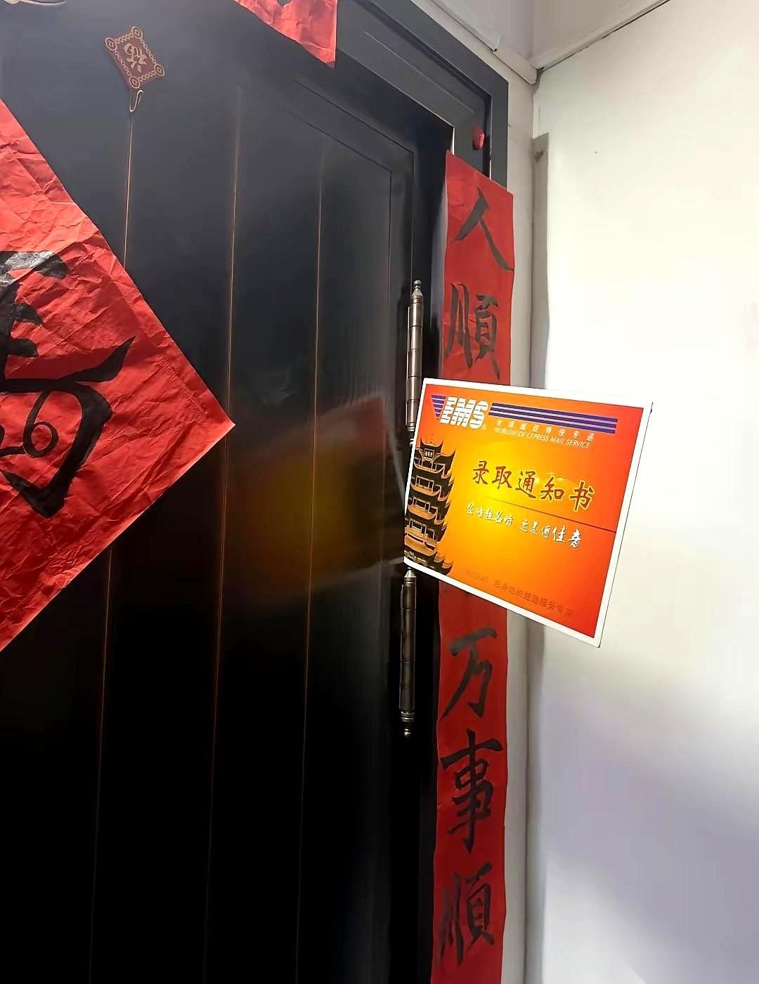 门刚拉开一条缝，一个红色的硬角就卡在那儿，死死的。
我爸以为是哪个邻居塞的超市传