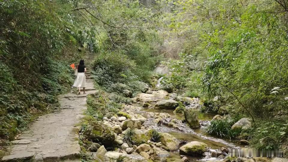 上联：欲问此间何所以
下联：桃源胜境梦魂香
           （请对下联）