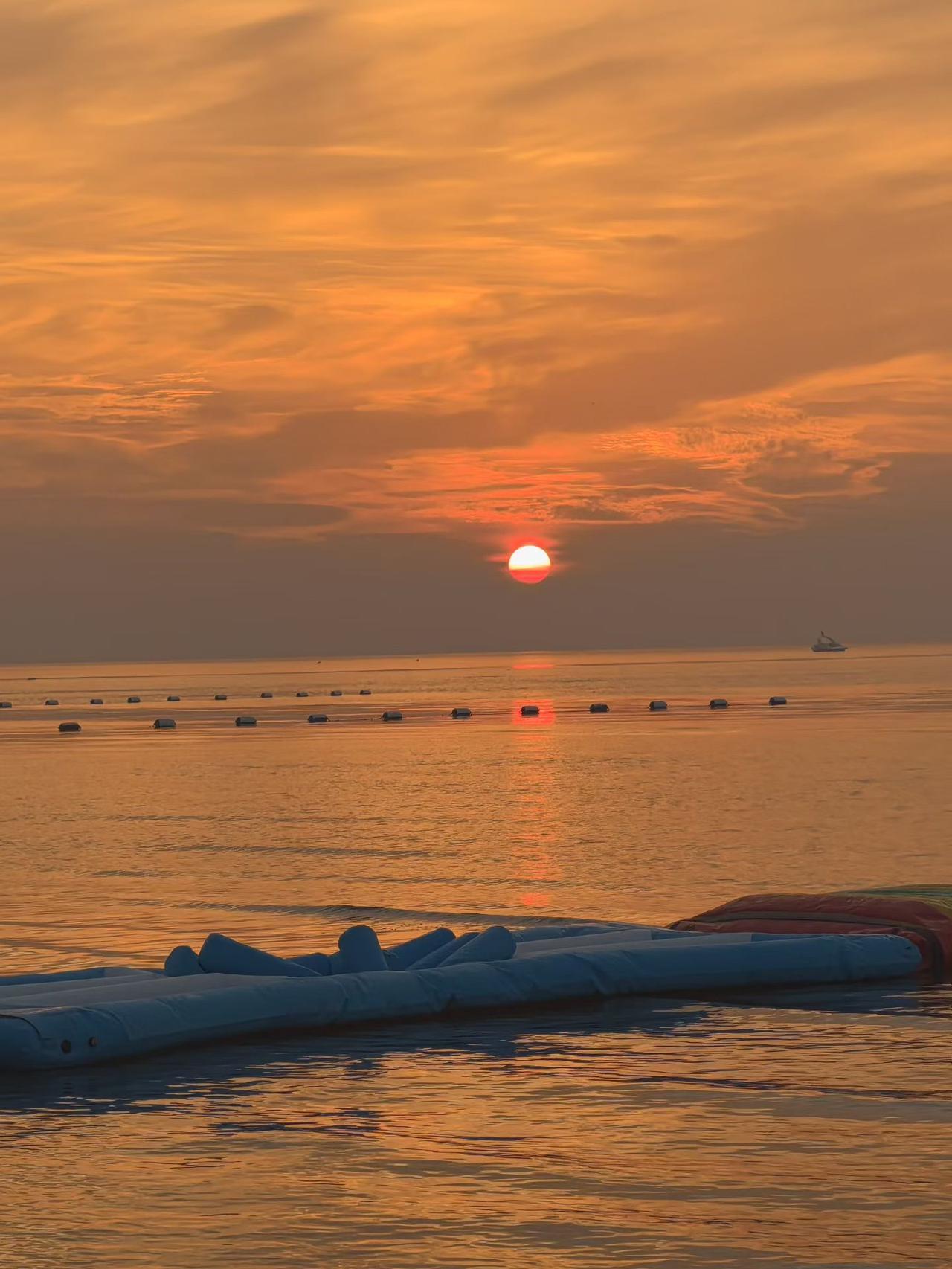 最近我随手拍了张照片，画面里夕阳西下，海面波光粼粼，美得像幅画。这让我想起海南三