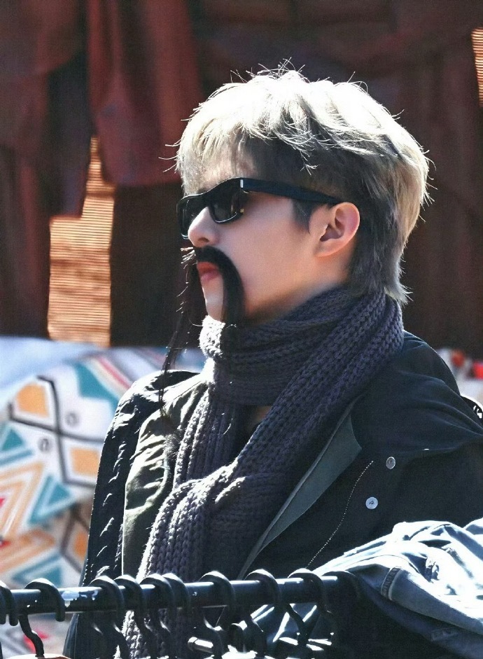 刘耀文西部牛仔帽大胡子造型刘耀文老小子 刘耀文老小子，刘耀文西部牛仔帽大胡子造型