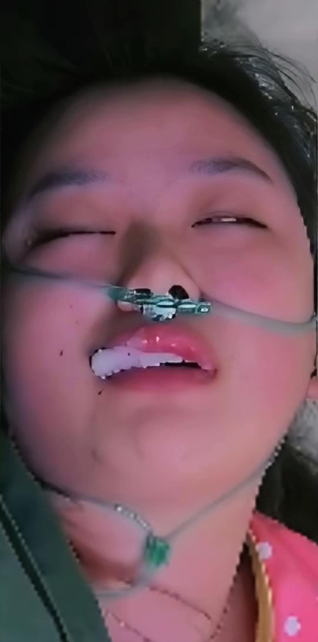 你能想象吗？一个12岁的女孩，竟在父母吵架闹离婚时，绝望地喝下了农药！

那天，