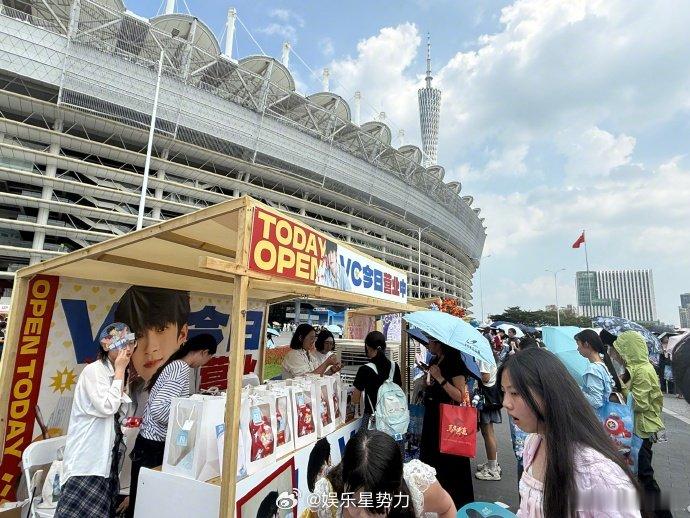 曹恩齐逆应援还要答题曹恩齐学霸式宠粉 线下摊位前排起长队，粉丝人手一份"恩齐专属