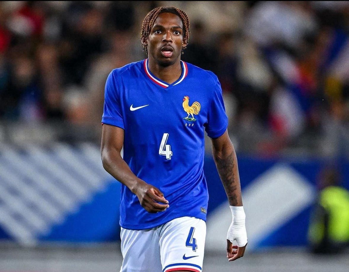 罗马诺：目前，争夺杰里米·雅凯的竞争仍十分激烈。据悉，利物浦和切尔西都在与雷恩以