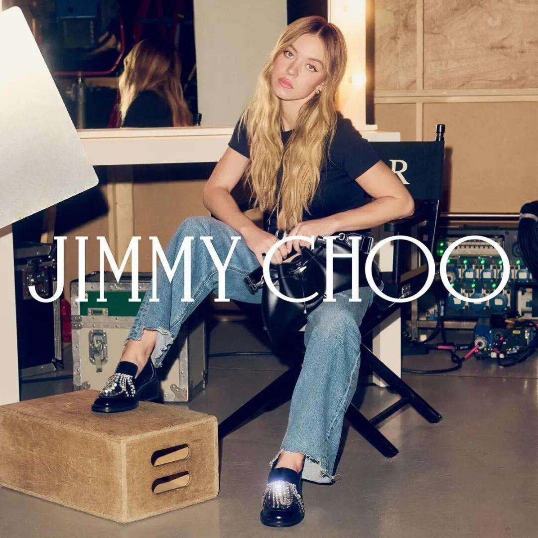 英国奢侈时尚品牌 Jimmy Choo 近日宣布重大消息：好莱坞女演员 Sydn