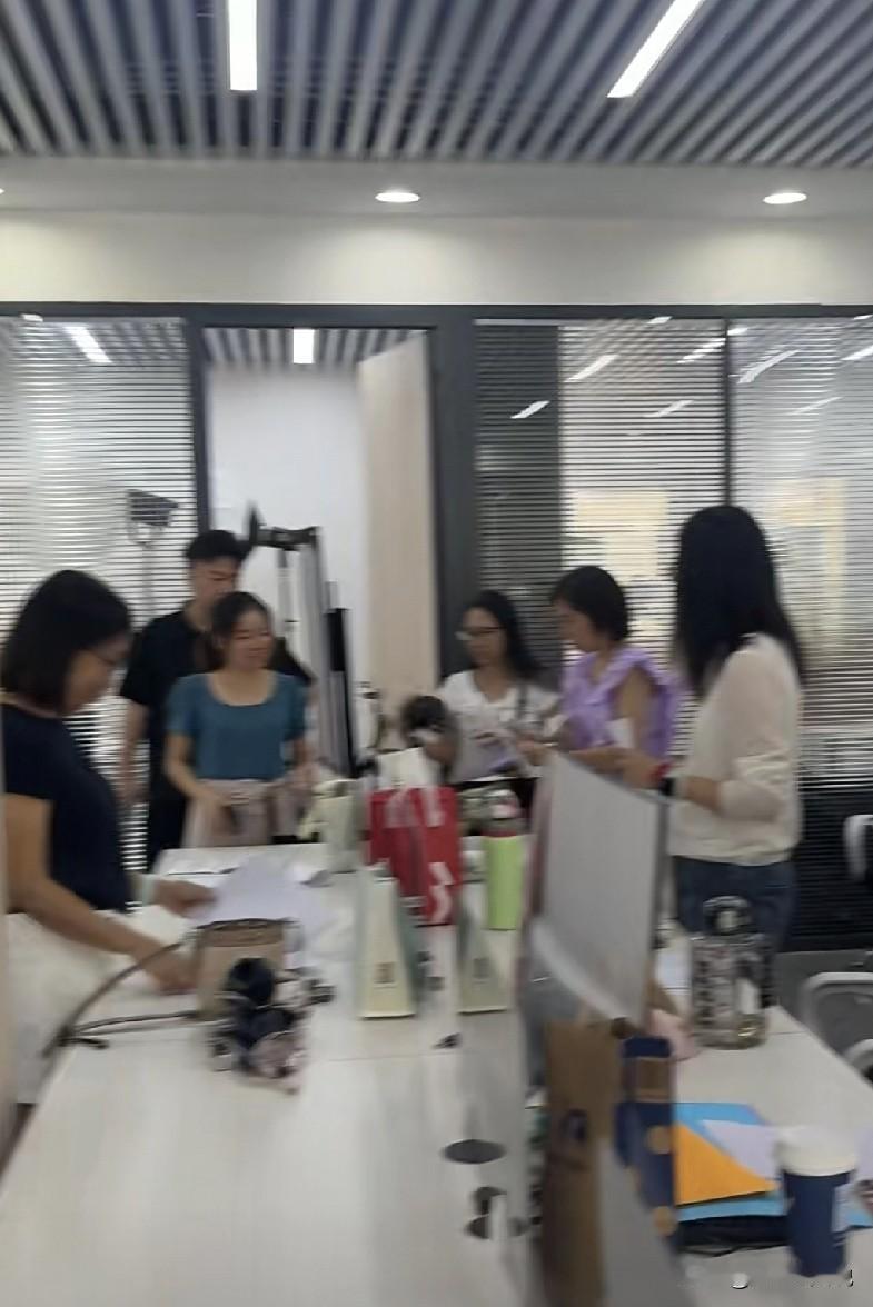 领导下车间，听见有工人闲聊：说给多少钱干多少活，自己一个月5000的工资，干50