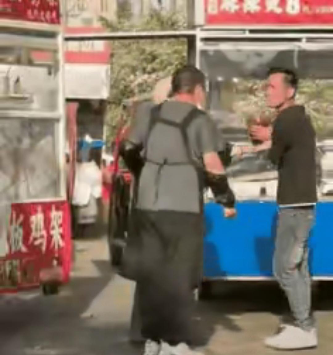 女子让裤衩把她推上了热搜！
     工作不好找，生活本是艰辛，和气生财，能养家