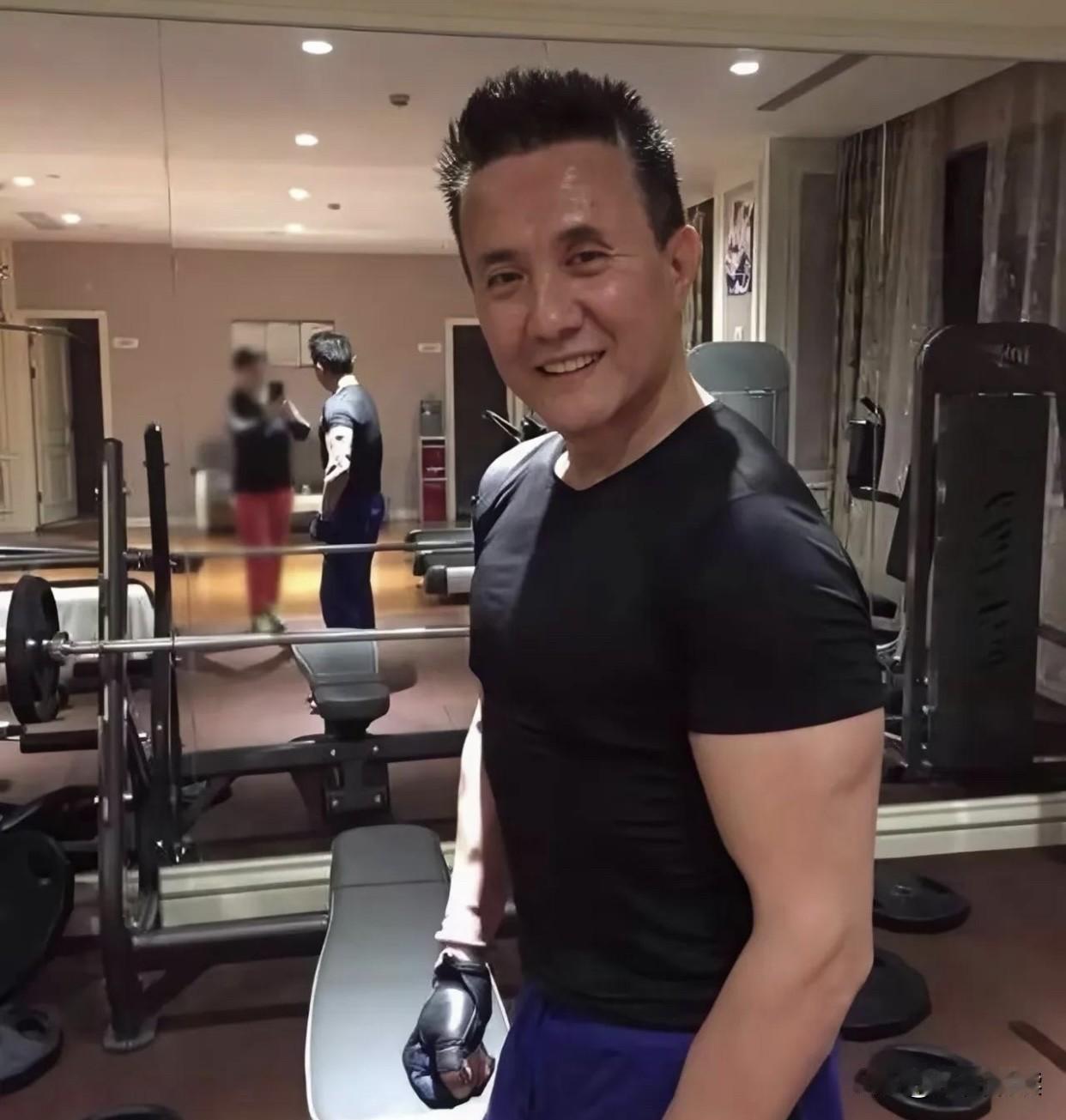 看看眼前这位老炮儿，是不是比冯小刚要高级很多？