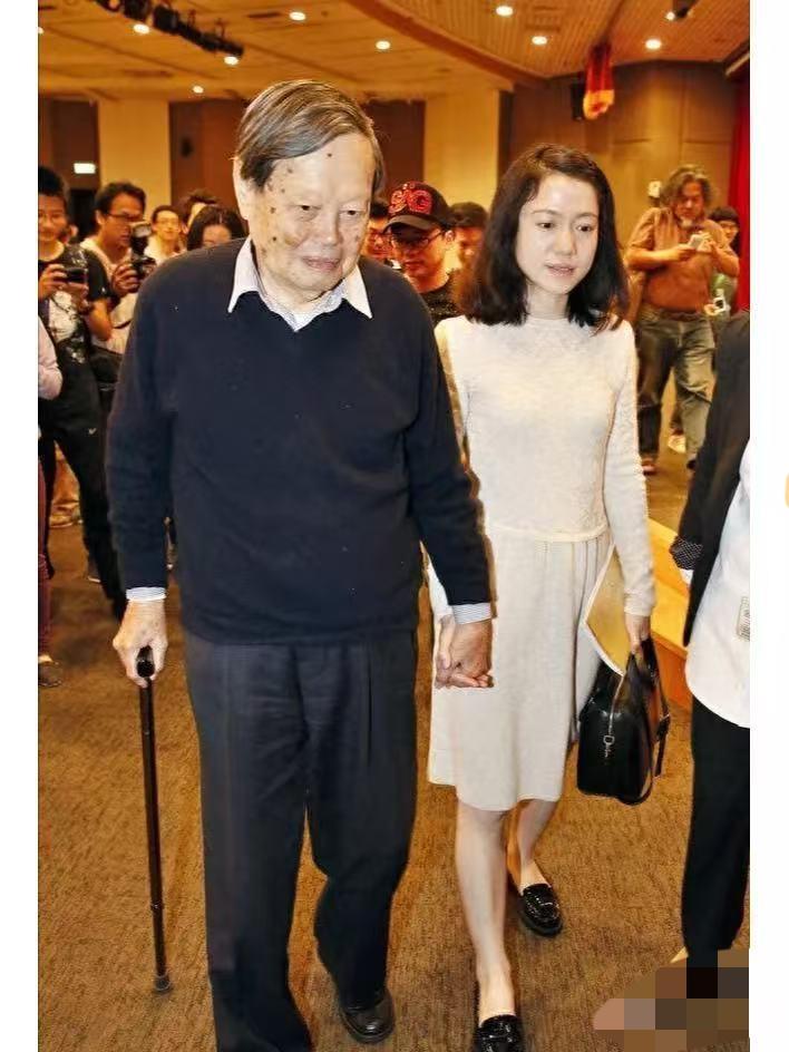 我又相信爱情了，
就因为先生喊“帆帆”，
翁帆立刻问“你是不舒服吗”，先生笑着说