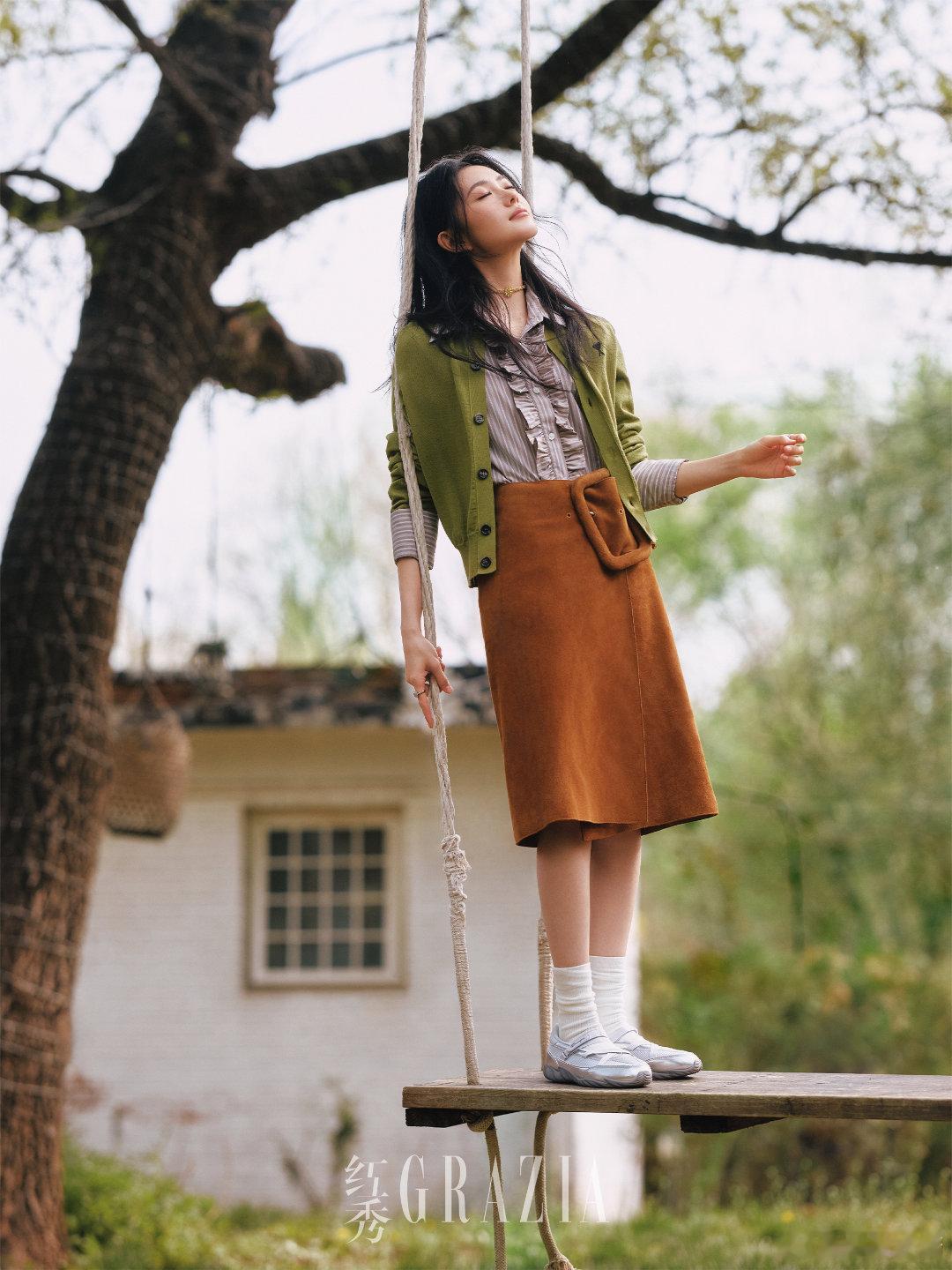 春日胶片里的少女，把秋千荡成时光的琴弦牛仔与花香撞个满怀，棋盘上落满阳光的碎片。