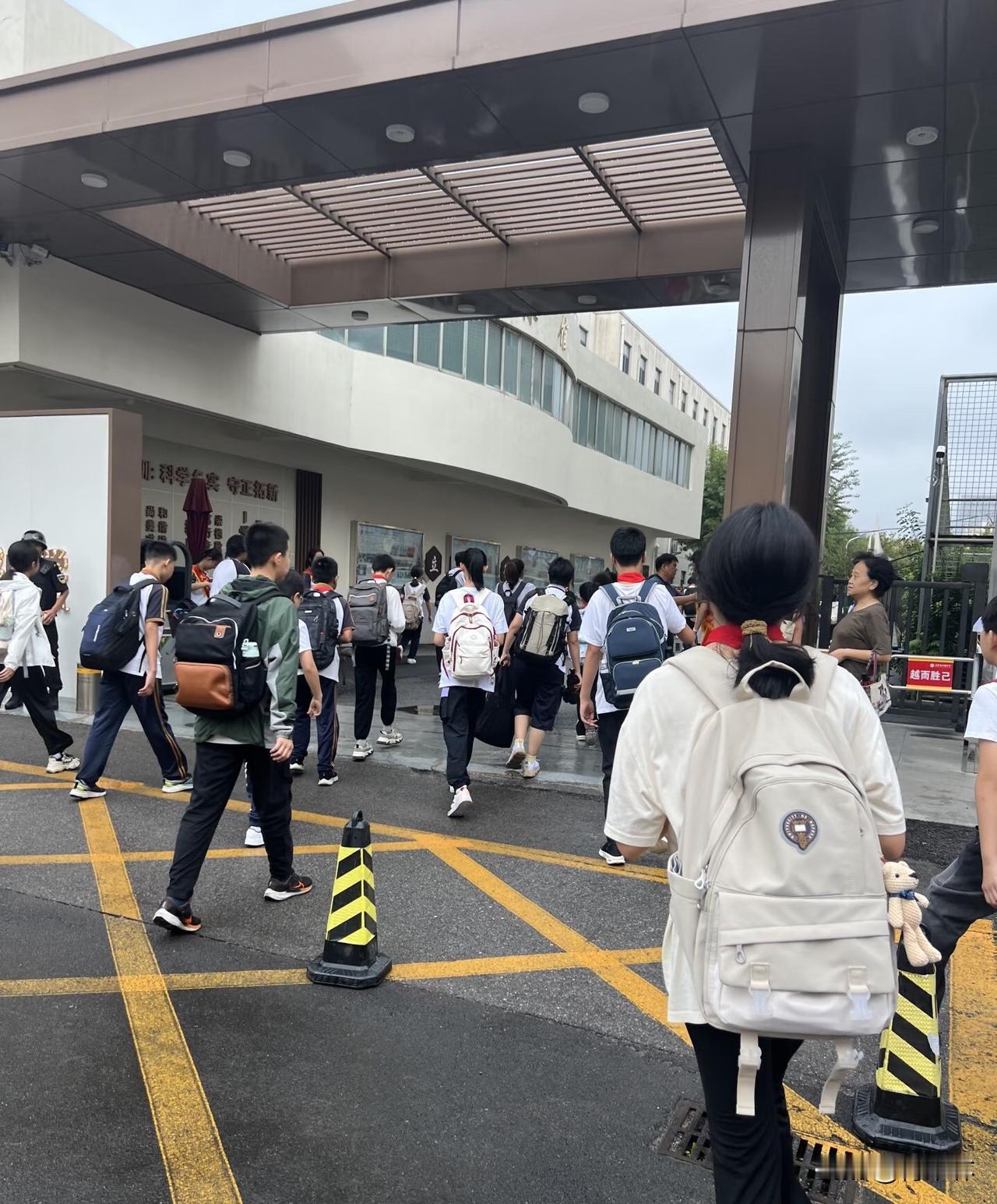 你觉得义务教育应该延长到几年我觉得义务教育延长到十二年最合适。把高中阶段纳入义务