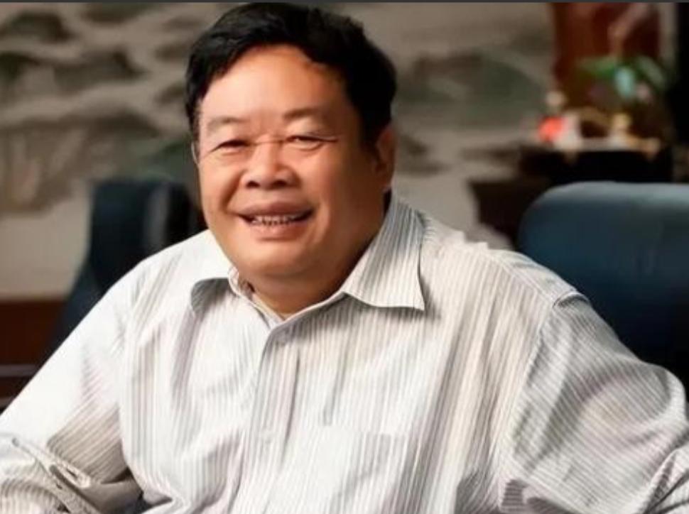 2015年，玻璃大王曹德旺拿出100万的巨款，资助了一名小女孩换肾，手术后，女孩