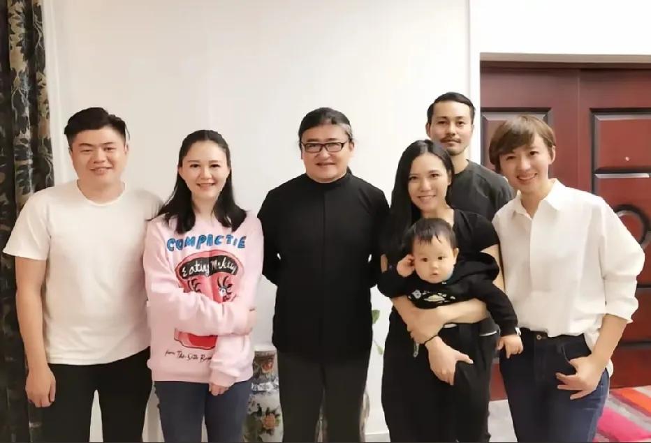 刘欢生前与欧阳夏丹等众人的一张留影。刘欢是国内极具分量的音乐家与音乐教育家，留下