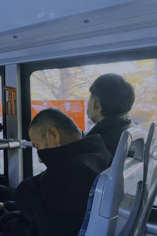 人生中，这几种人得好好珍惜。
在低谷时陪在身边的人，难能可贵。风光时身边围满笑脸