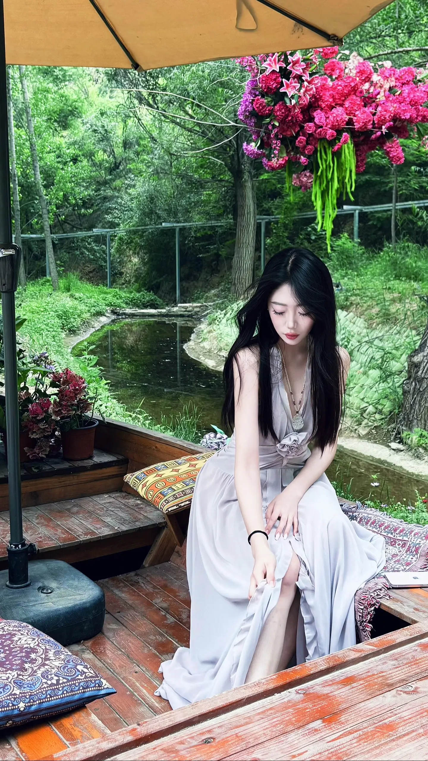 浣花溪上见卿卿，眼波明，黛眉轻。