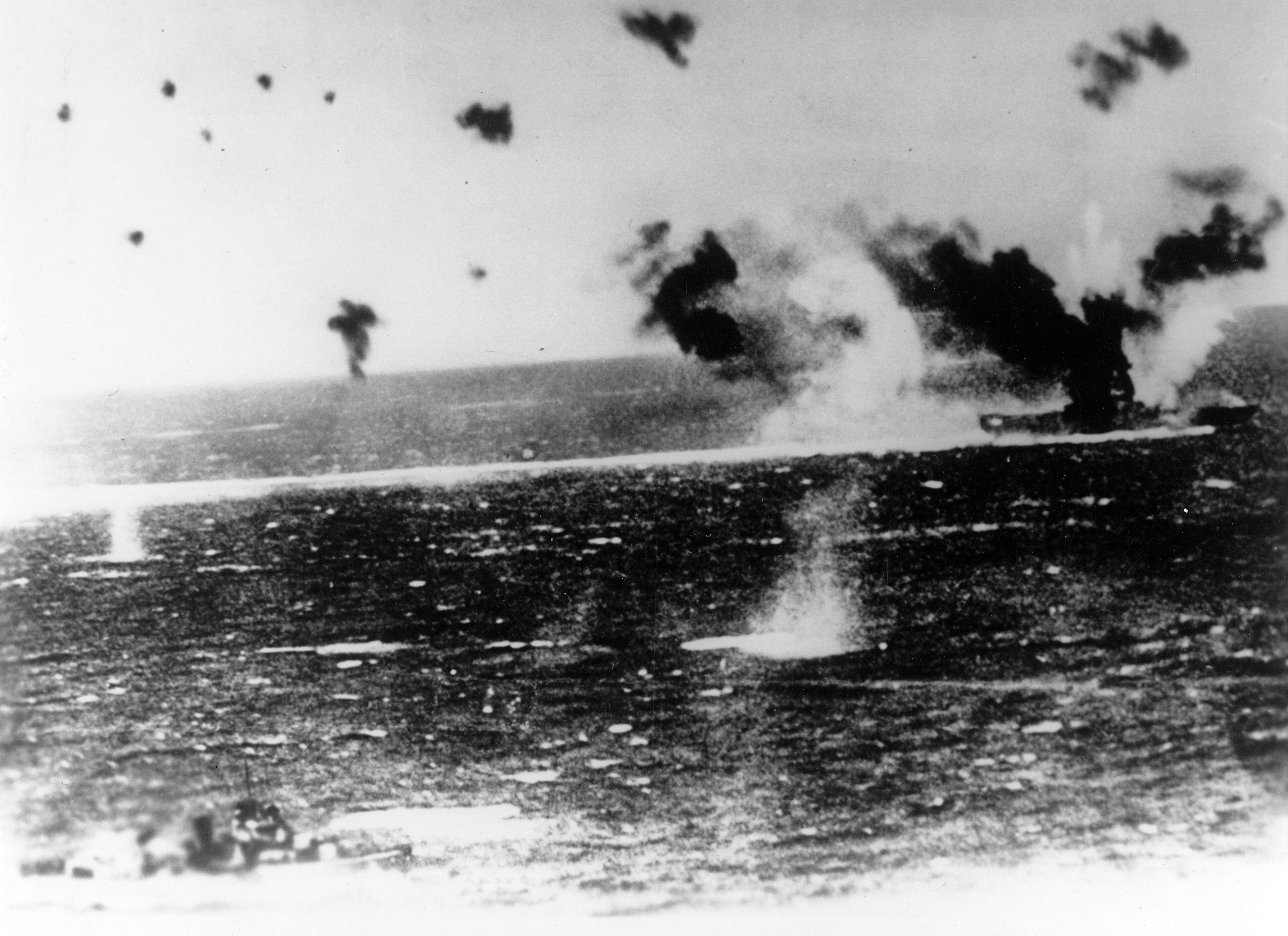 飞扬军事1942年5月8日，美国海军列克星敦号航母在珊瑚海海战中被日本海军航母舰