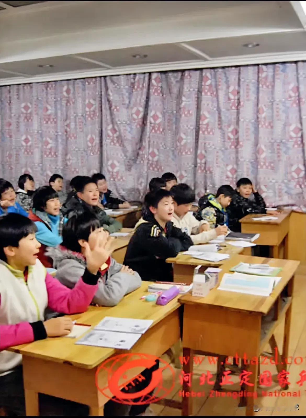 一组莎莎在正定乒乓球训练基地的照片：
都是懵懂的少年
都有一张天真的笑脸
白居易